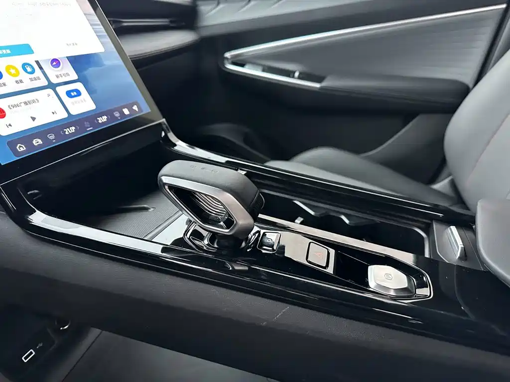 Photo 14 - Geely Atlas
