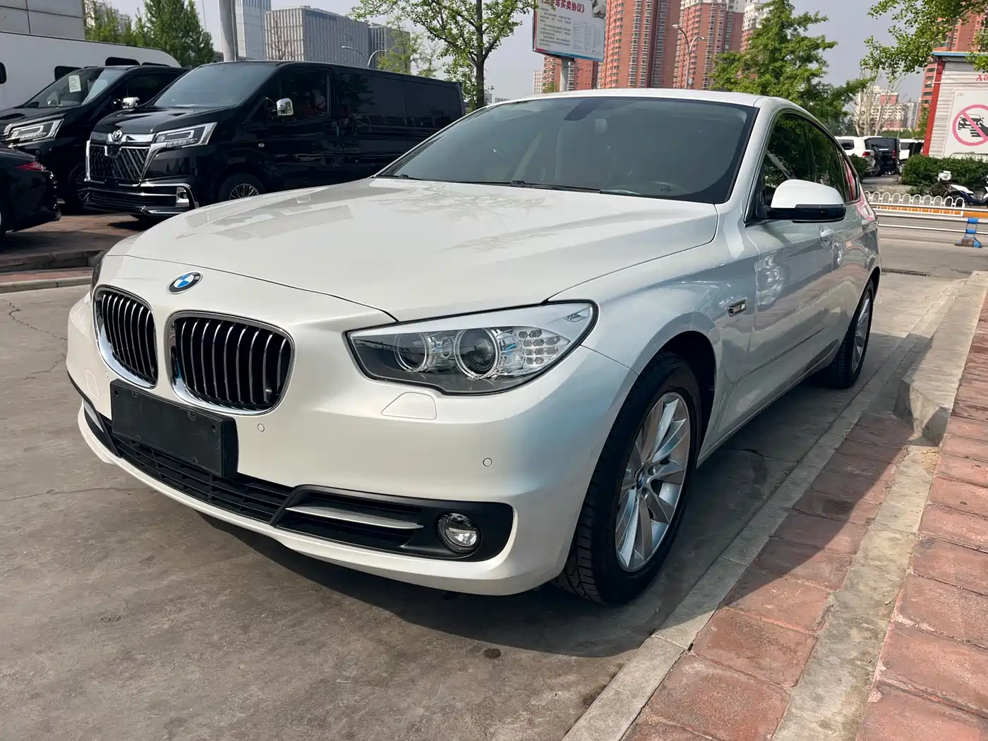 BMW 5 Series GT 2014 528i Leading