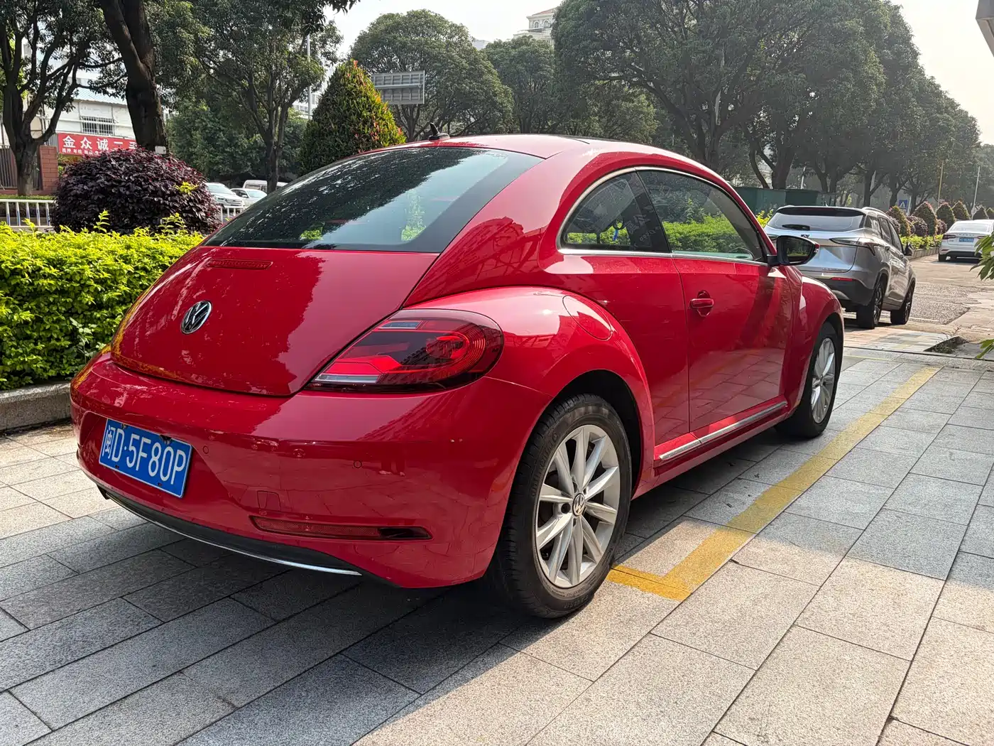 Volkswagen Beetle 2018 180TSI Trend Joy Edition фото 6
