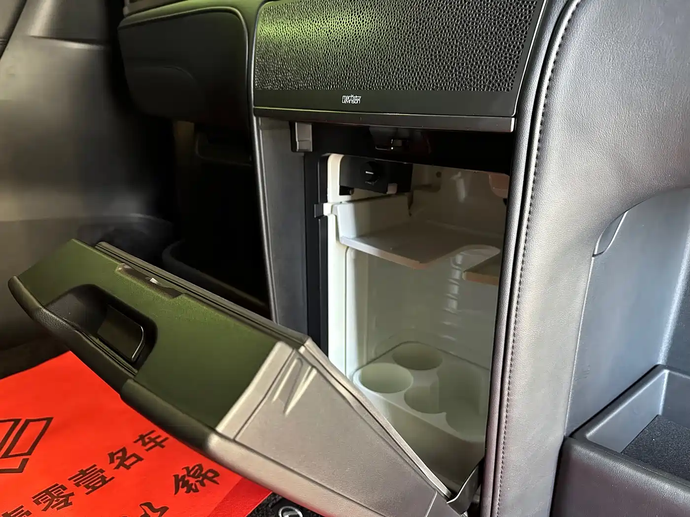 Lexus LM 2020 300h 4-Seat Imperial Edition фото 26