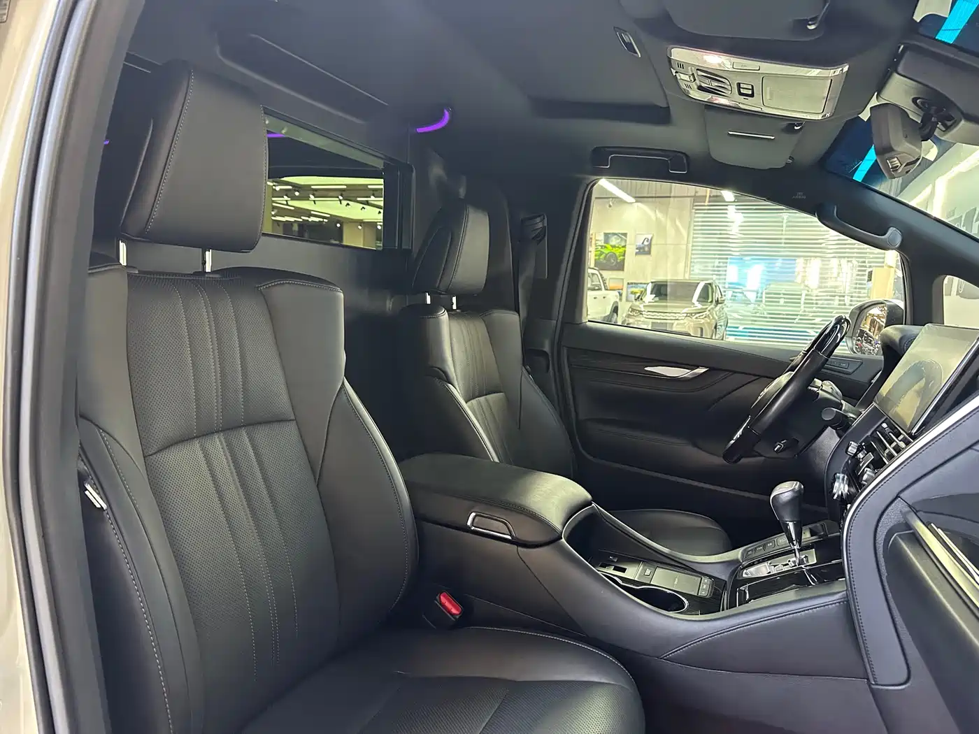 Lexus LM 2020 300h 4-Seat Imperial Edition фото 30