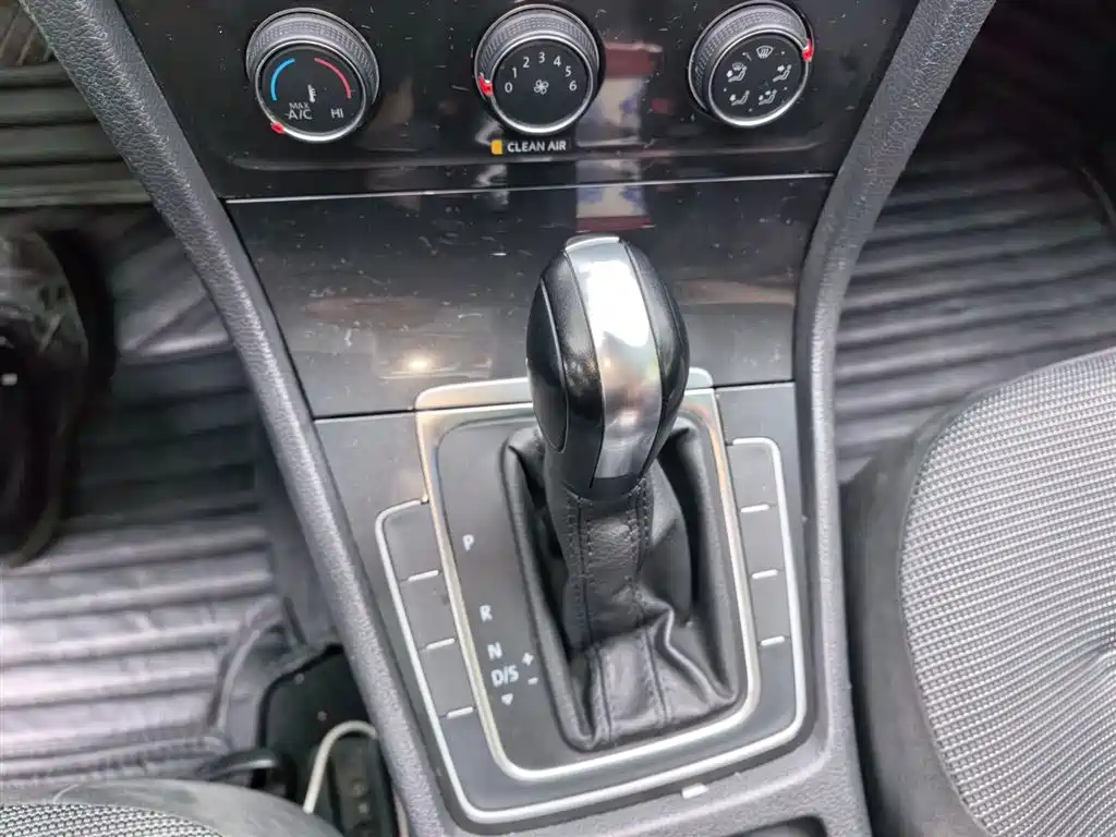 Volkswagen Golf 2017 1.6L Auto Comfort Millionth Edition фото 7