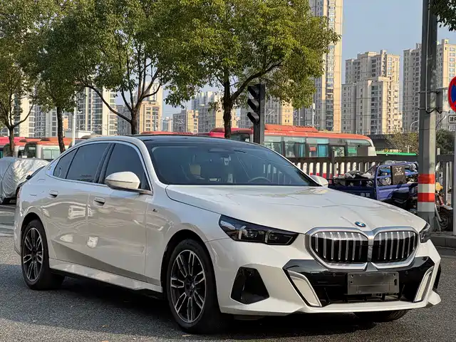 BMW 5-SERIES 2024