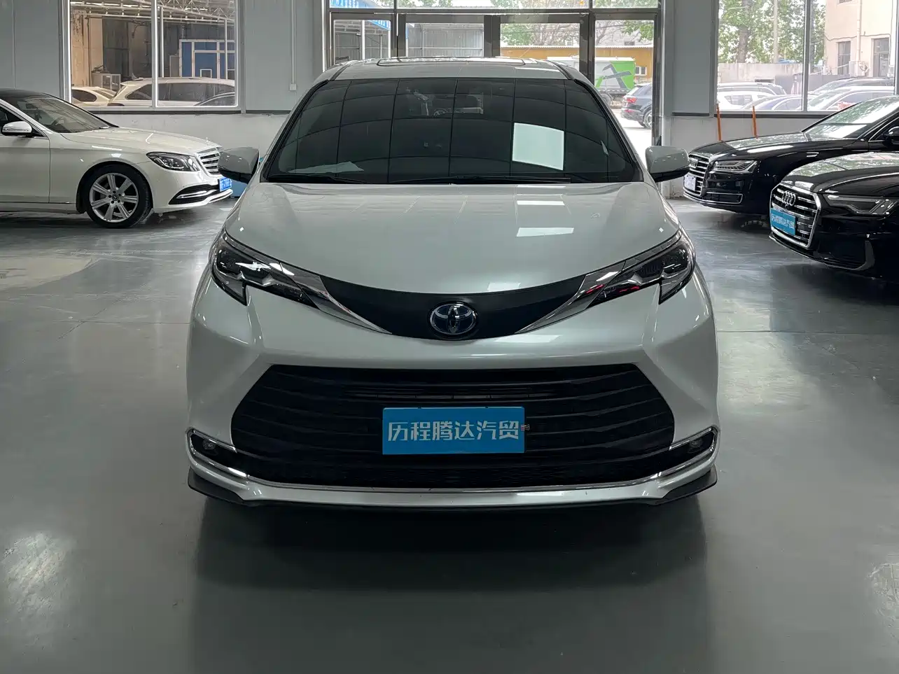 Toyota Sienna 2023 2.5L Hybrid Comfort Edition фото 2