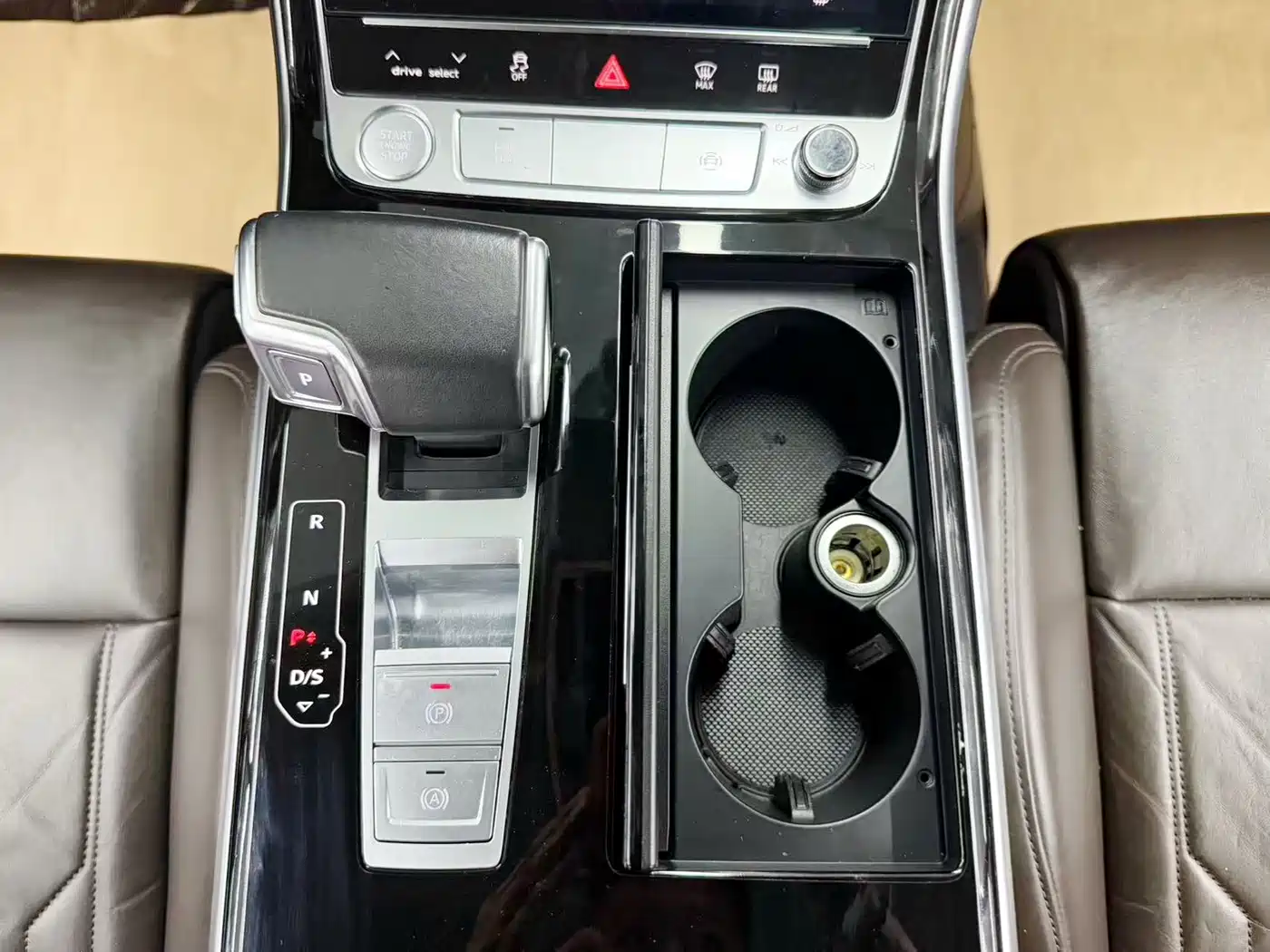 Photo 19 - Audi A8