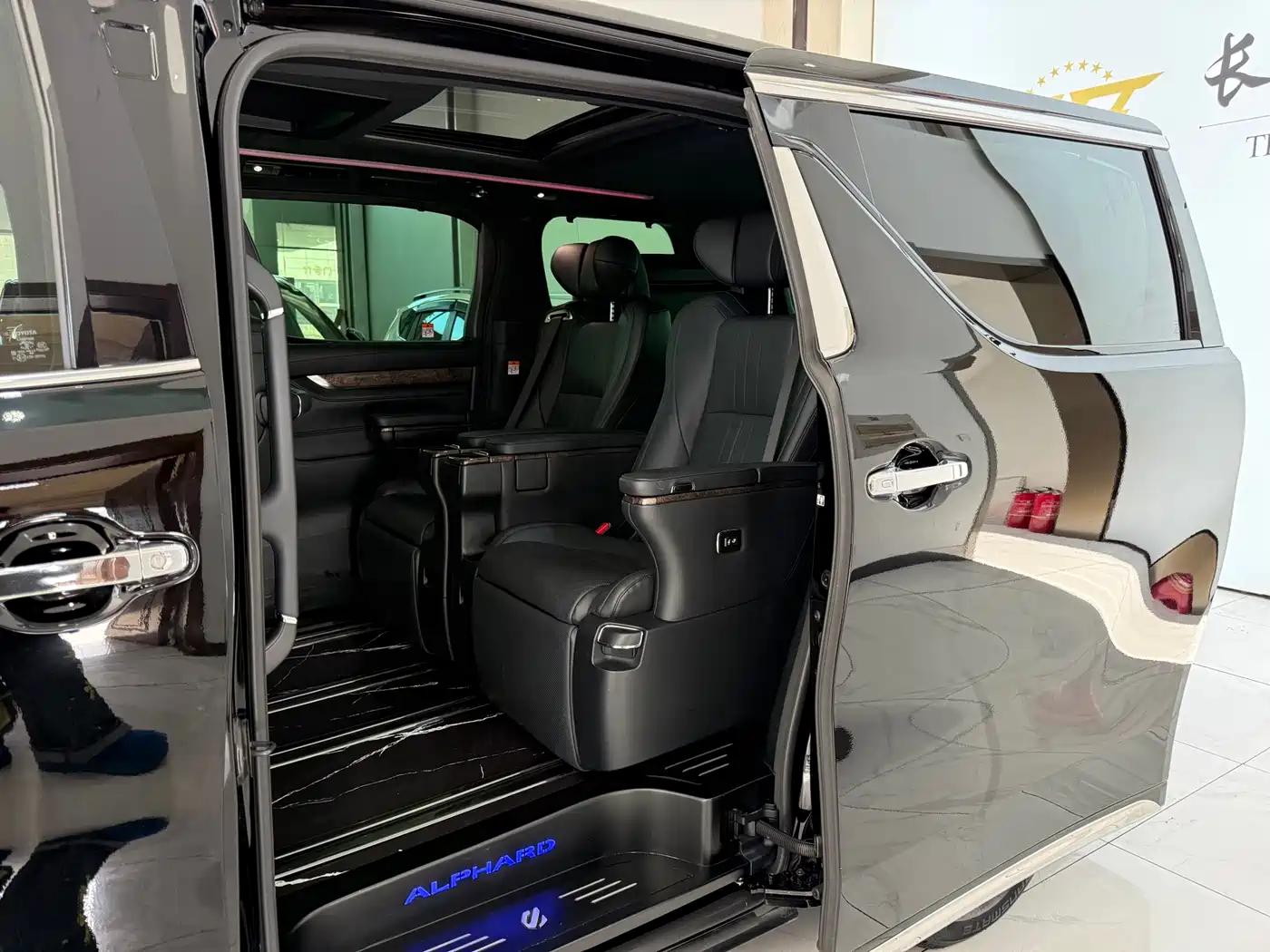 Toyota Alphard 2021 Hybrid 2.5L Premium фото 8