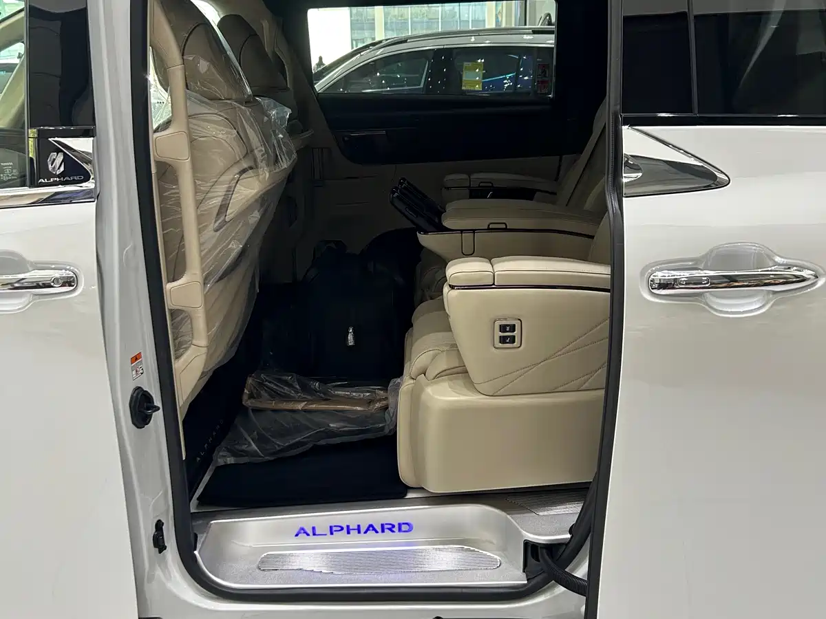 Toyota Alphard 2025 Hybrid 2.5L Ultimate Gold Edition фото 6