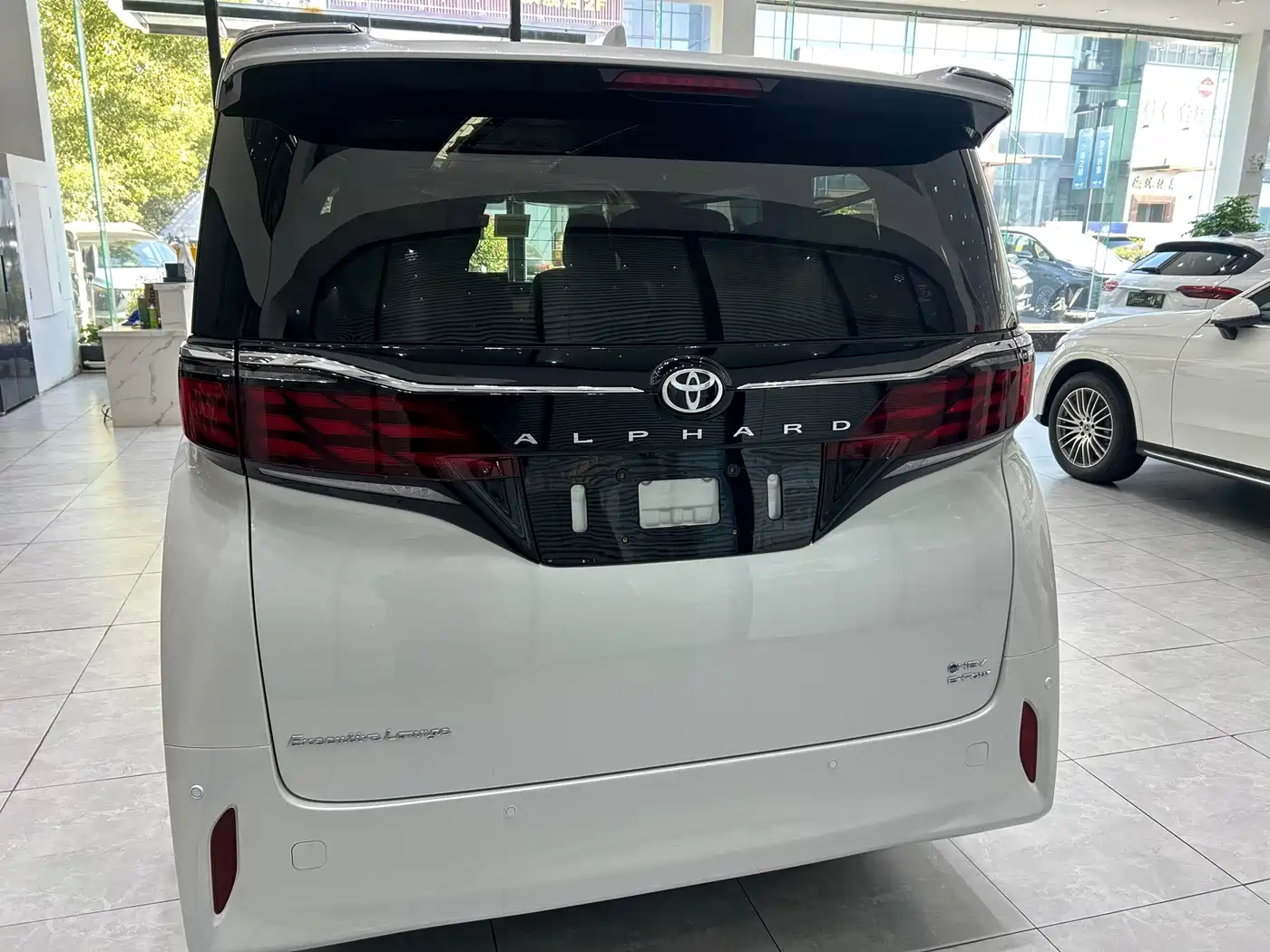 Toyota Alphard 2025 Hybrid 2.5L Ultimate Gold Edition фото 10