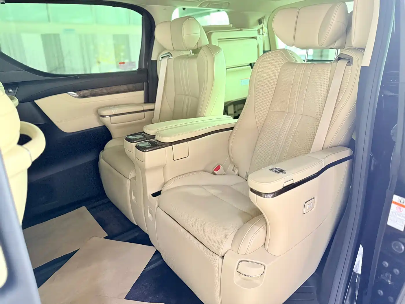 Toyota Vellfire 2019 Hybrid 2.5L HV Premium Edition фото 7