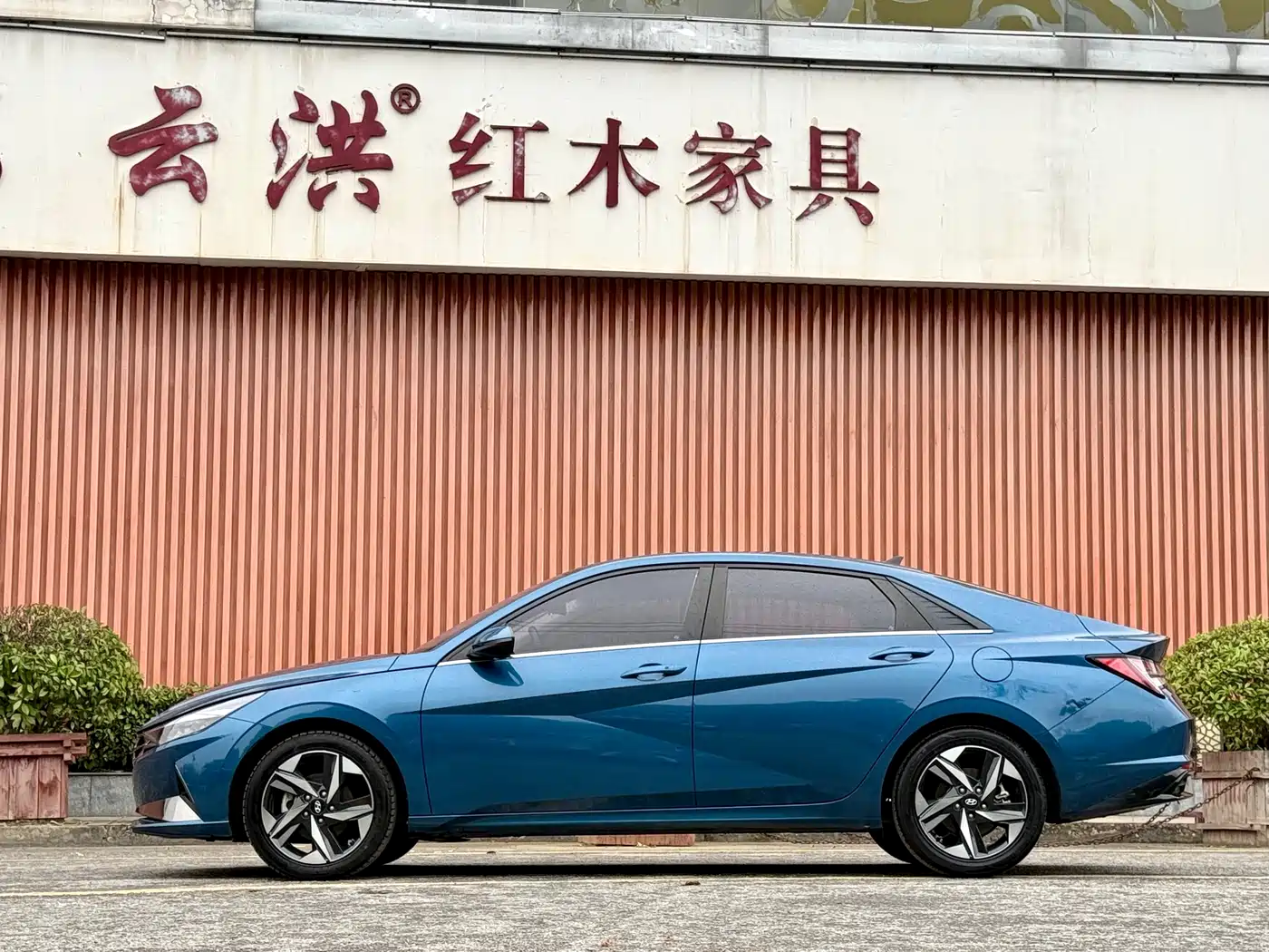 Hyundai Elantra 2021 1.5L CVT LUX Premium Edition фото 4