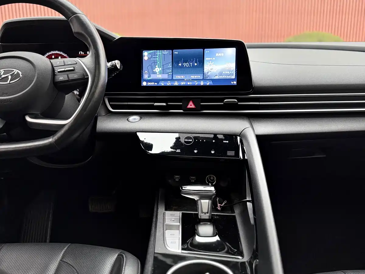 Hyundai Elantra 2021 1.5L CVT LUX Premium Edition фото 22