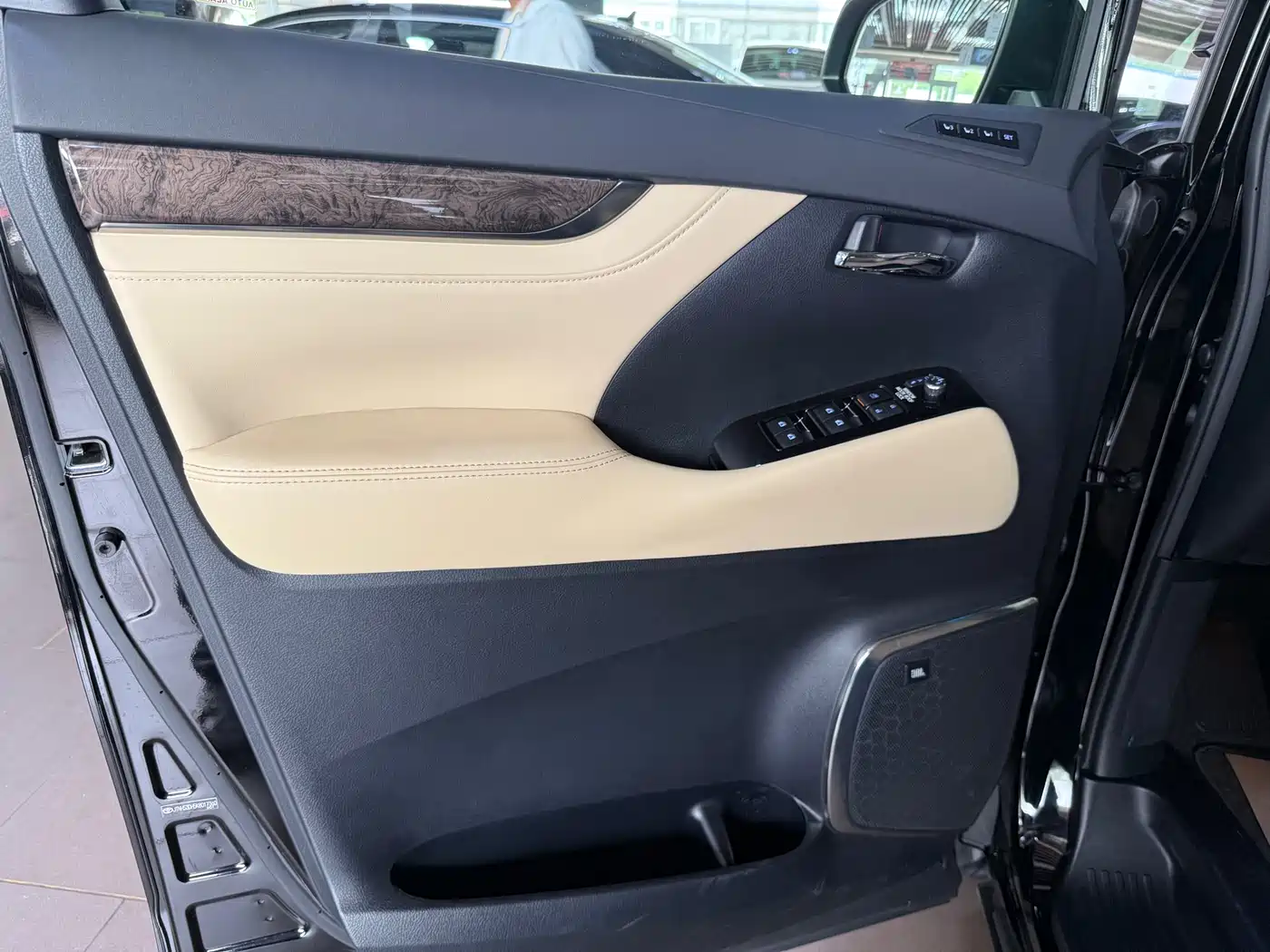 Toyota Vellfire 2019 Hybrid 2.5L HV Premium Edition фото 5