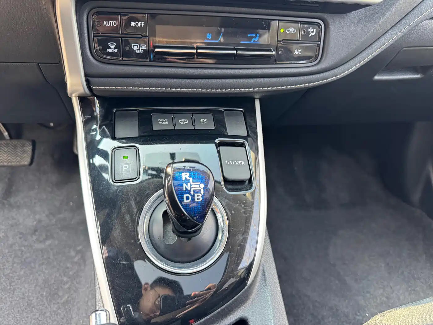 Toyota Corolla Twin Engine E+ 2019 1.8L E-CVT Leading Edition фото 8
