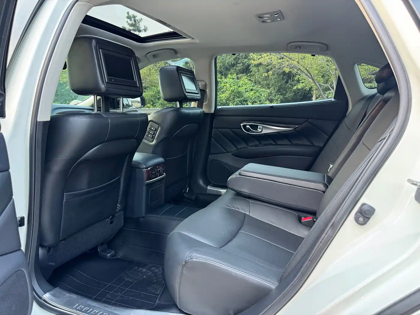 Фото 12 - Infiniti Q70