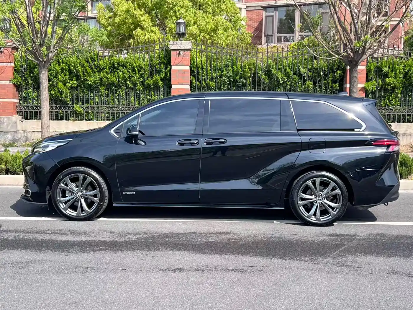 Toyota Sienna 2023 2.5L Hybrid Premium Edition фото 2
