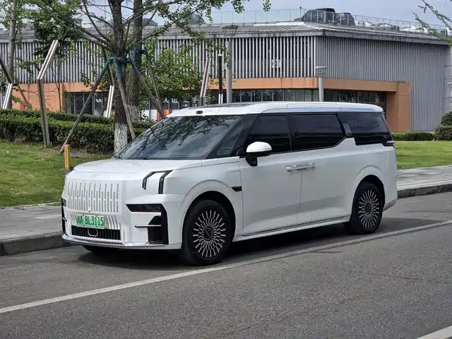 ZEEKR 009 2024 6-seat Executive AWD 108kWh