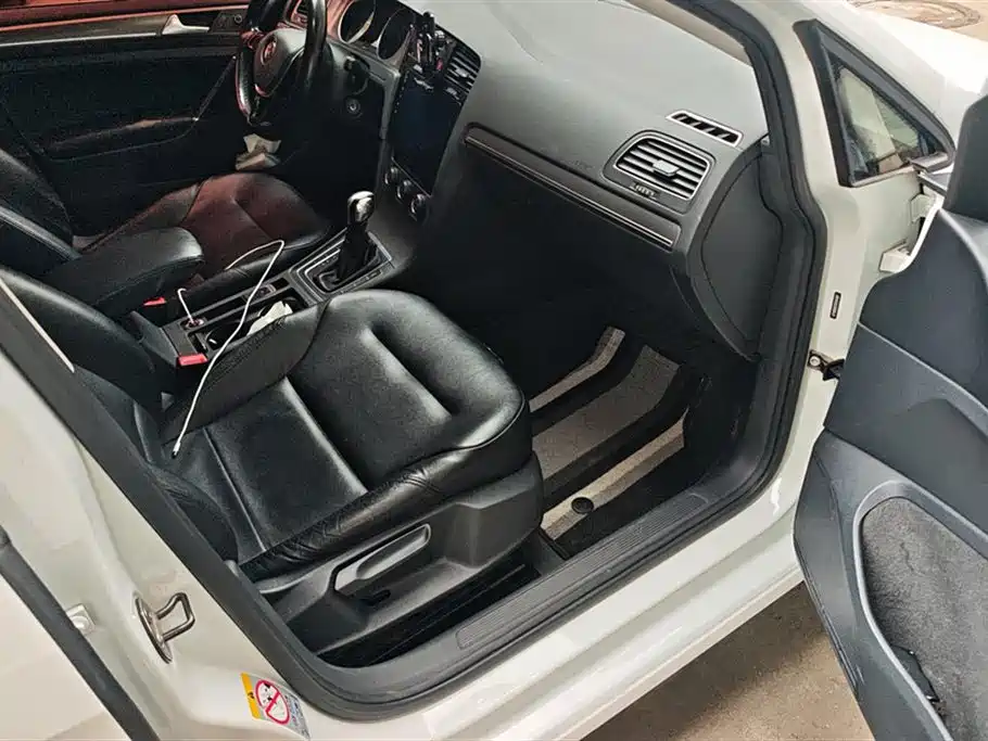 Volkswagen Golf 2015 1.6L Automatic Comfort фото 8