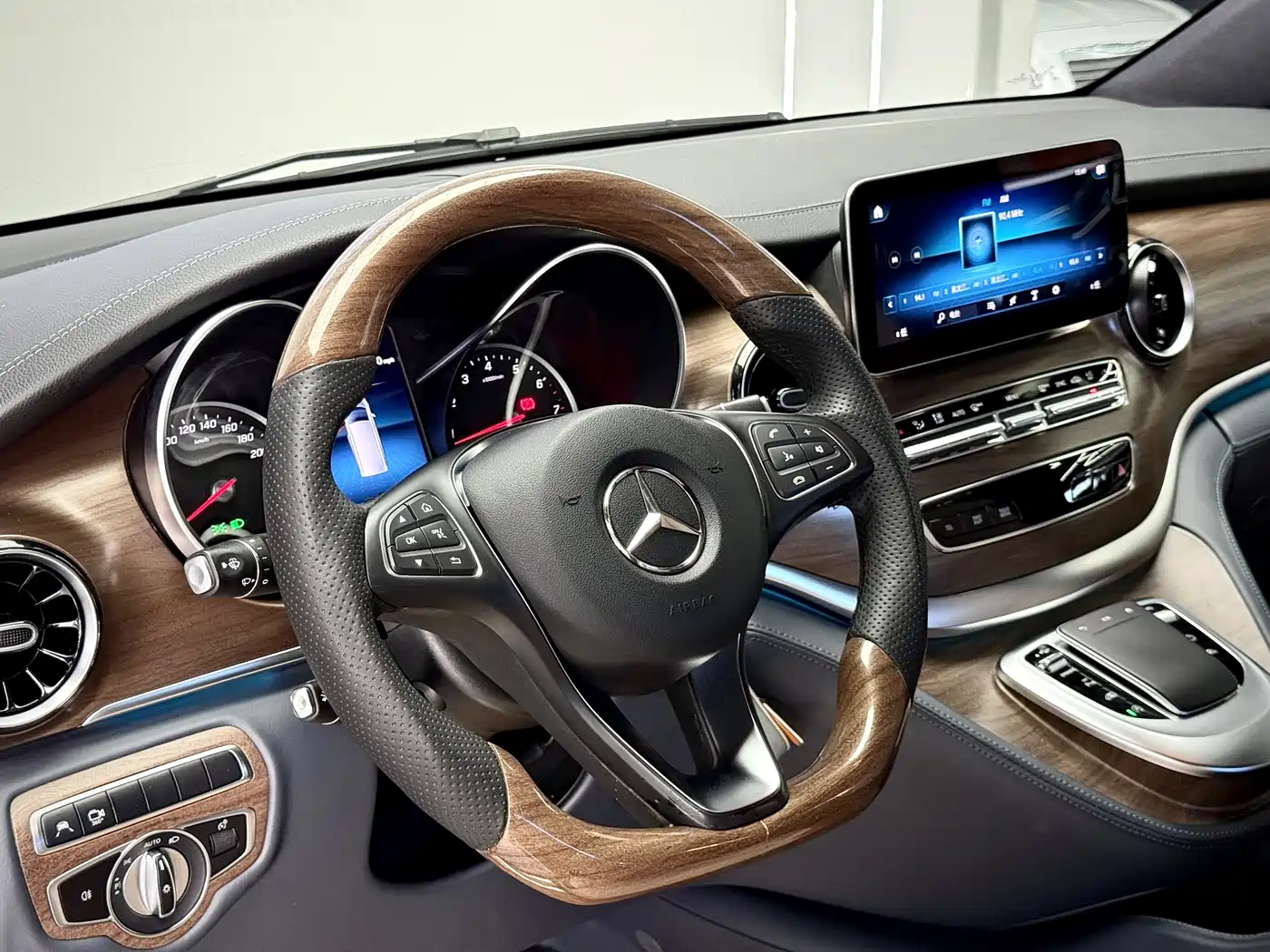 Mercedes-Benz V-Class 2021 V 260 L Long Wheelbase Luxury Edition фото 9