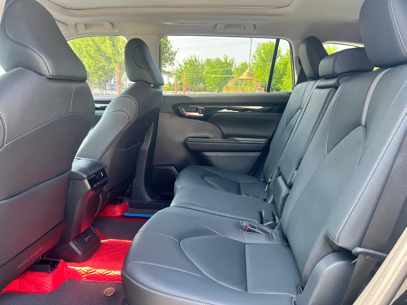 Toyota Highlander 2023 2.5L Smart Hybrid Dual Engine AWD Premium 7-Seater фото 5