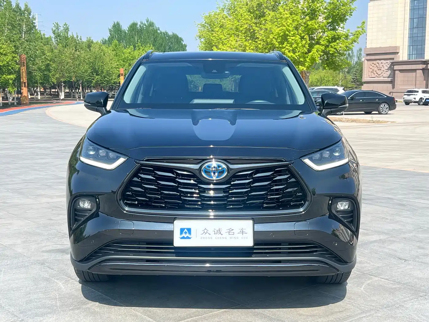 Toyota Highlander 2023 2.5L Smart Hybrid Dual Engine AWD Premium 7-Seater фото 2