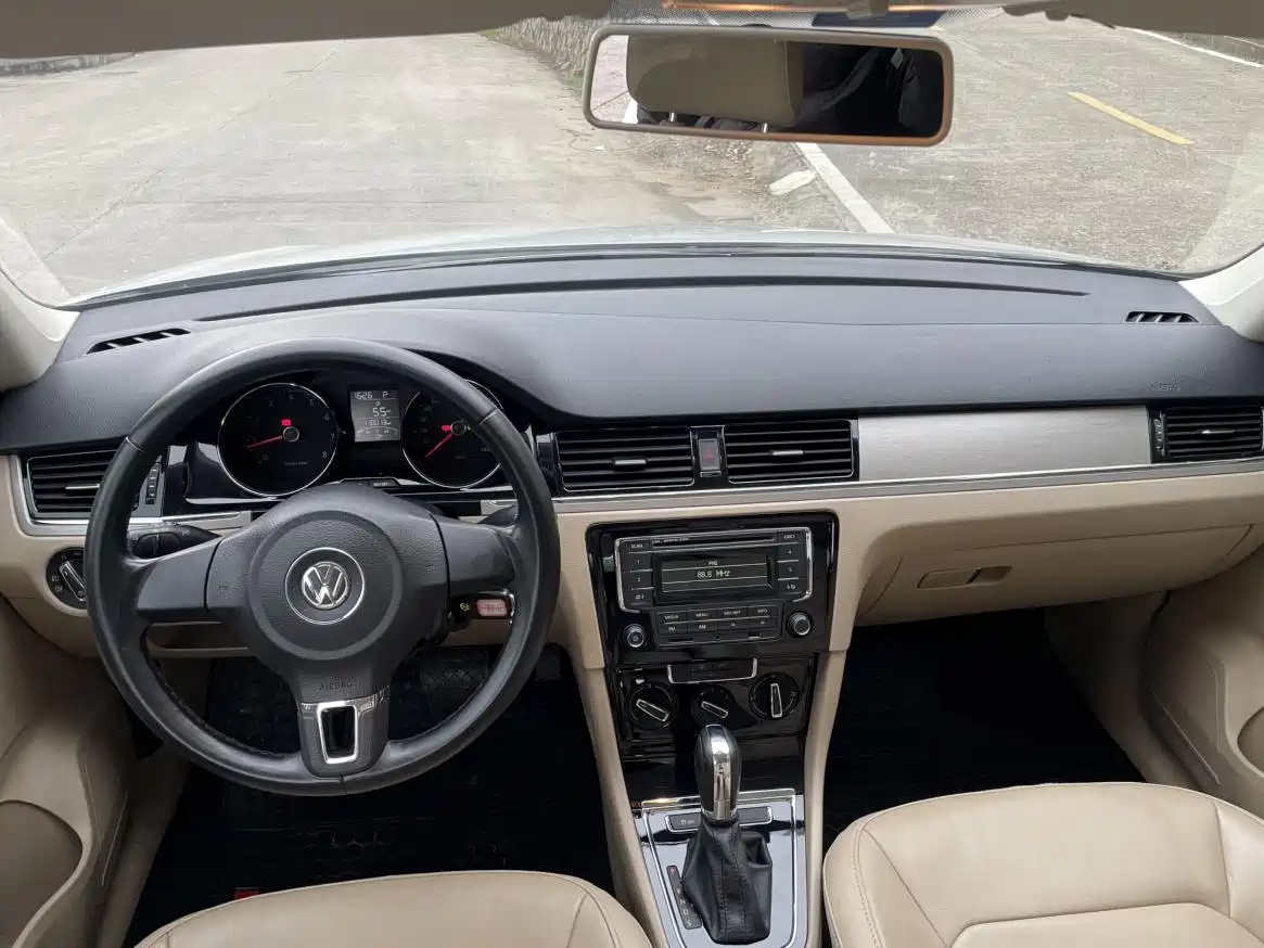 Volkswagen Bora 2013 1.6L Automatic Comfort Model фото 8