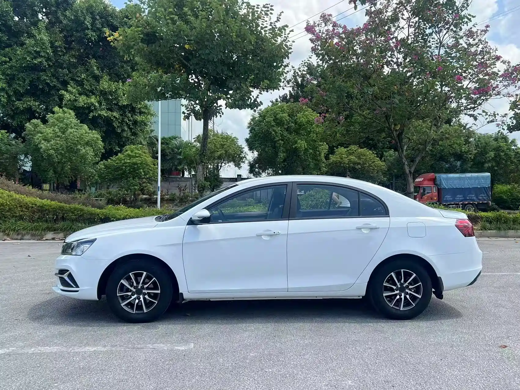 Фото 4 - Geely Emgrand