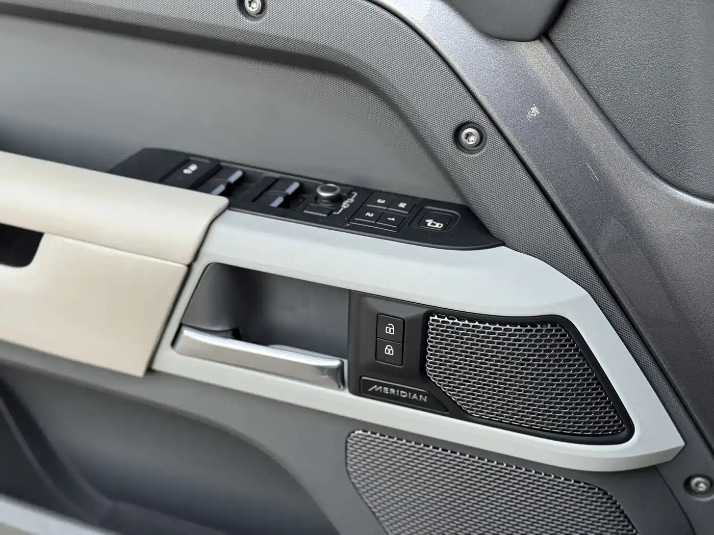 Land Rover Defender 2023 Model 110 3.0T P400 X-DYNAMIC HSE фото 14