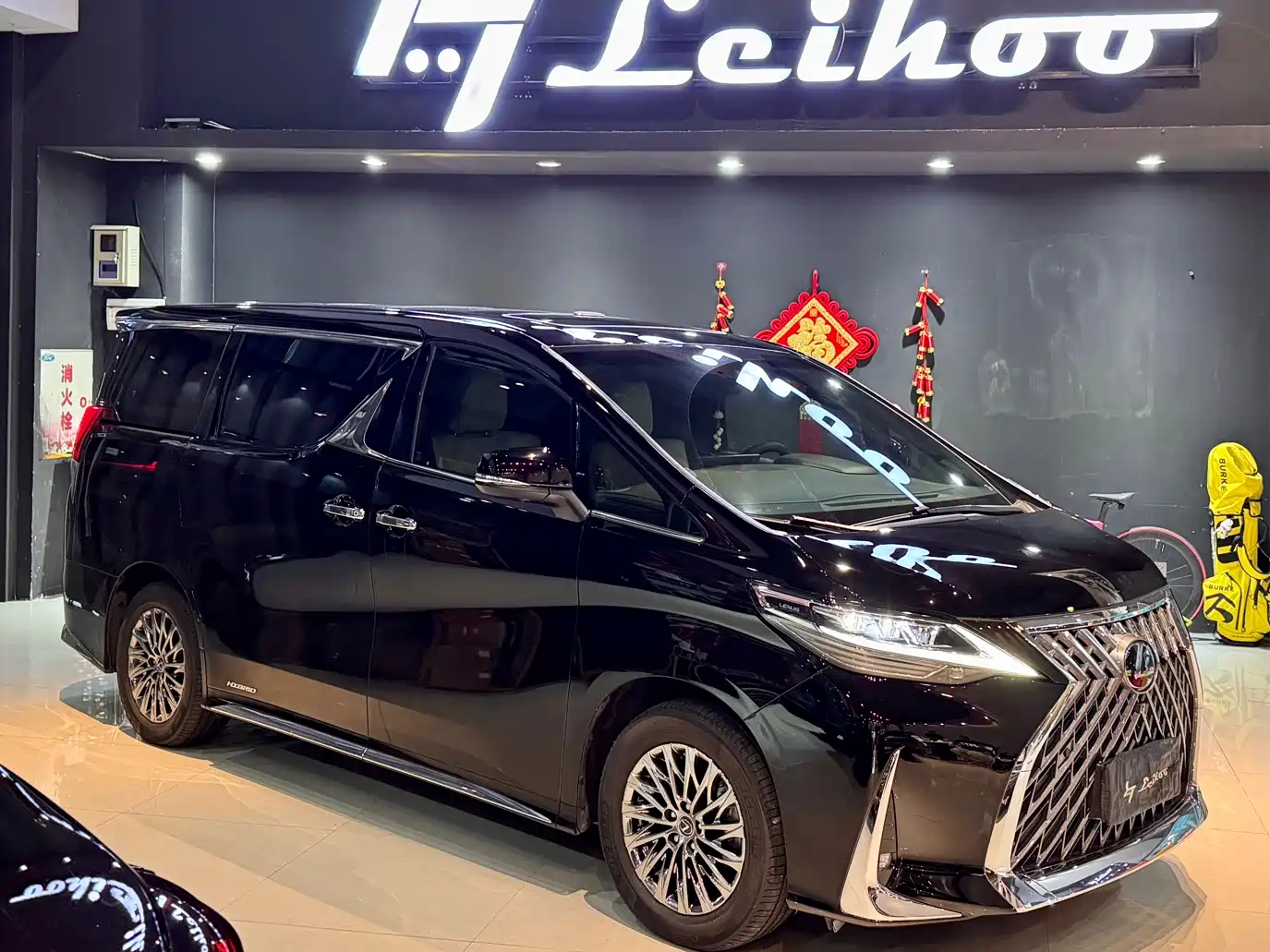 Lexus LM 2020 300h 4-Seat Imperial Edition фото 2