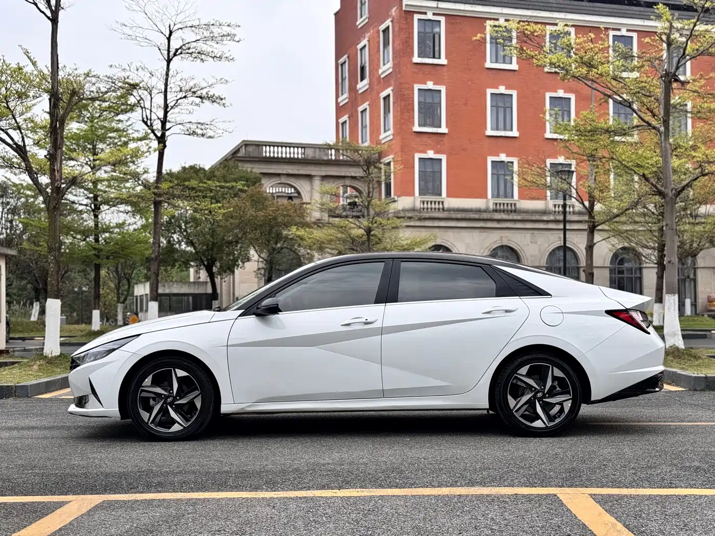 Hyundai Elantra 2022 1.5L CVT LUX Premium Edition фото 4