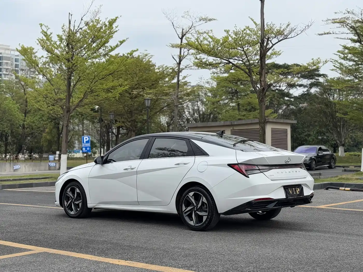 Hyundai Elantra 2022 1.5L CVT LUX Premium Edition фото 20
