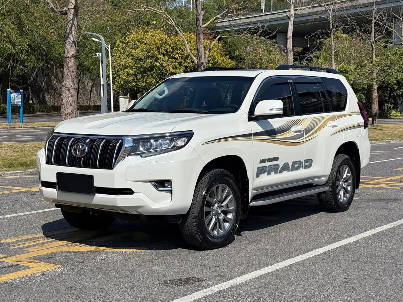 Toyota Prado 2018 3.5L Automatic TX-L NAVI Rear-mounted Spare Tire