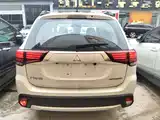 Photo 6 - Mitsubishi Outlander
