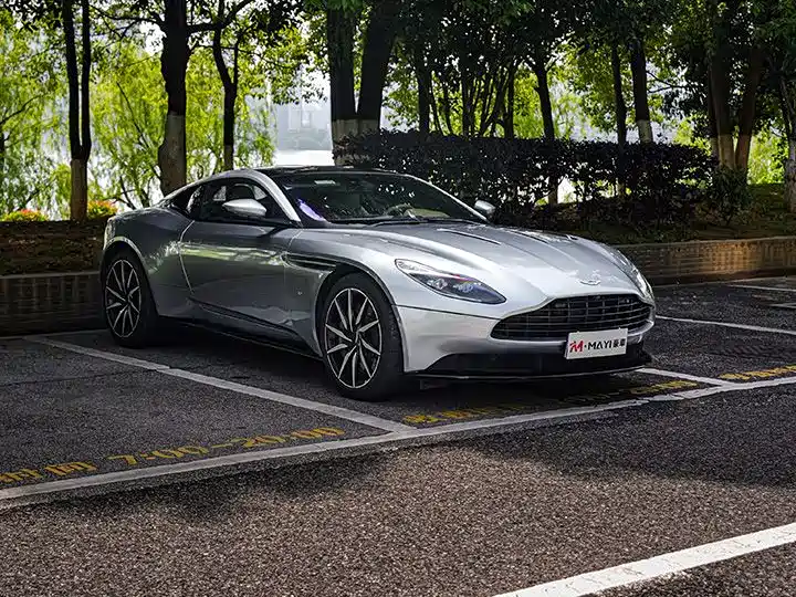 Aston Martin DB11 2016 5.2T Launch Edition фото 4