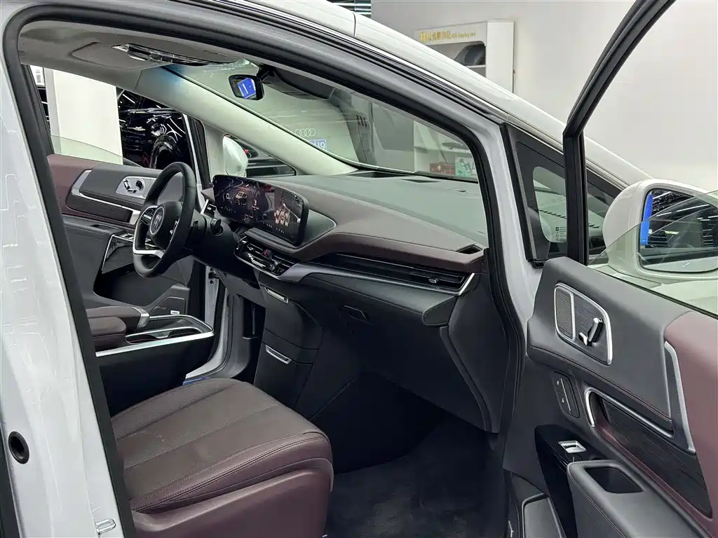 Buick Century 2025 2.0T 6-Seater World Edition фото 5