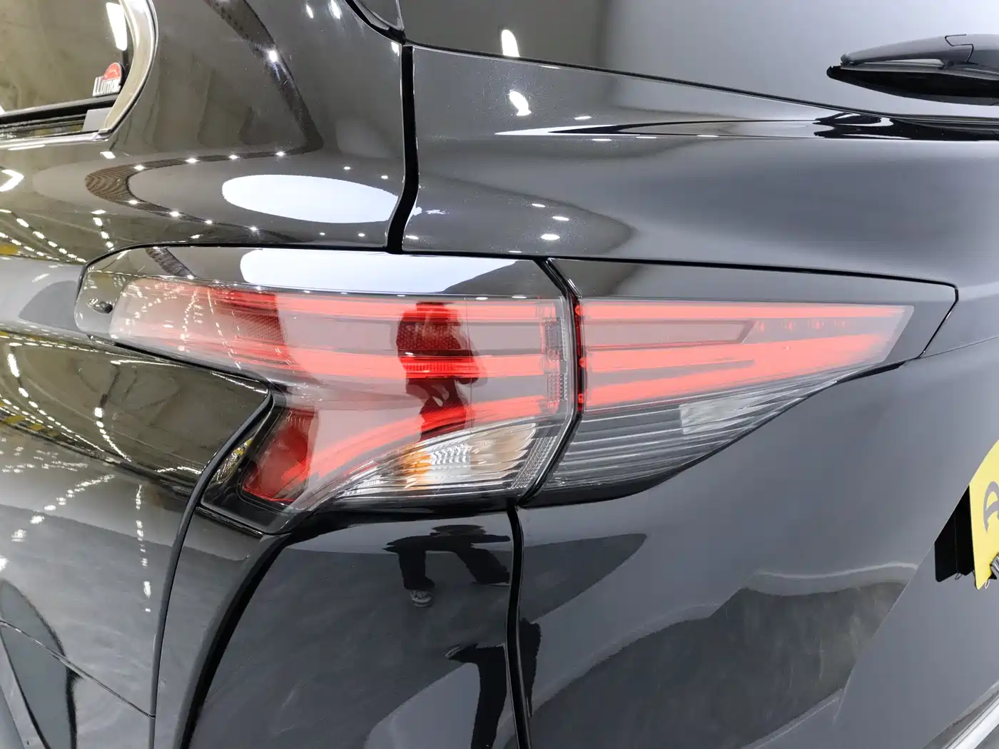 Toyota Sienna 2023 2.5L Hybrid Premium Edition фото 9