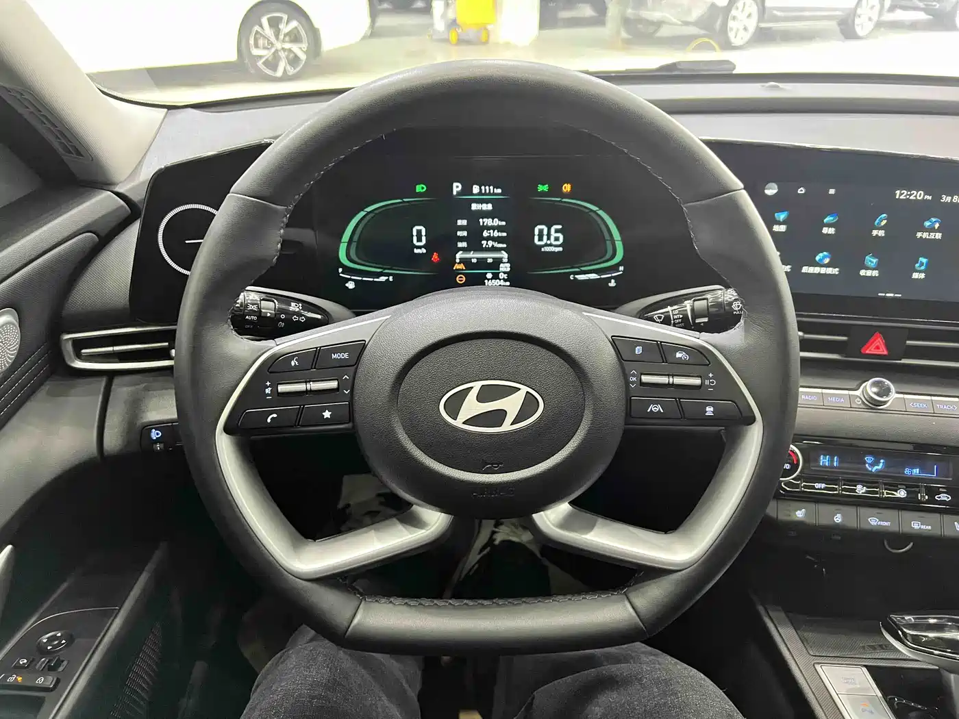 Hyundai Elantra 2023 Model 1.5L CVT LUX Premium Edition фото 12