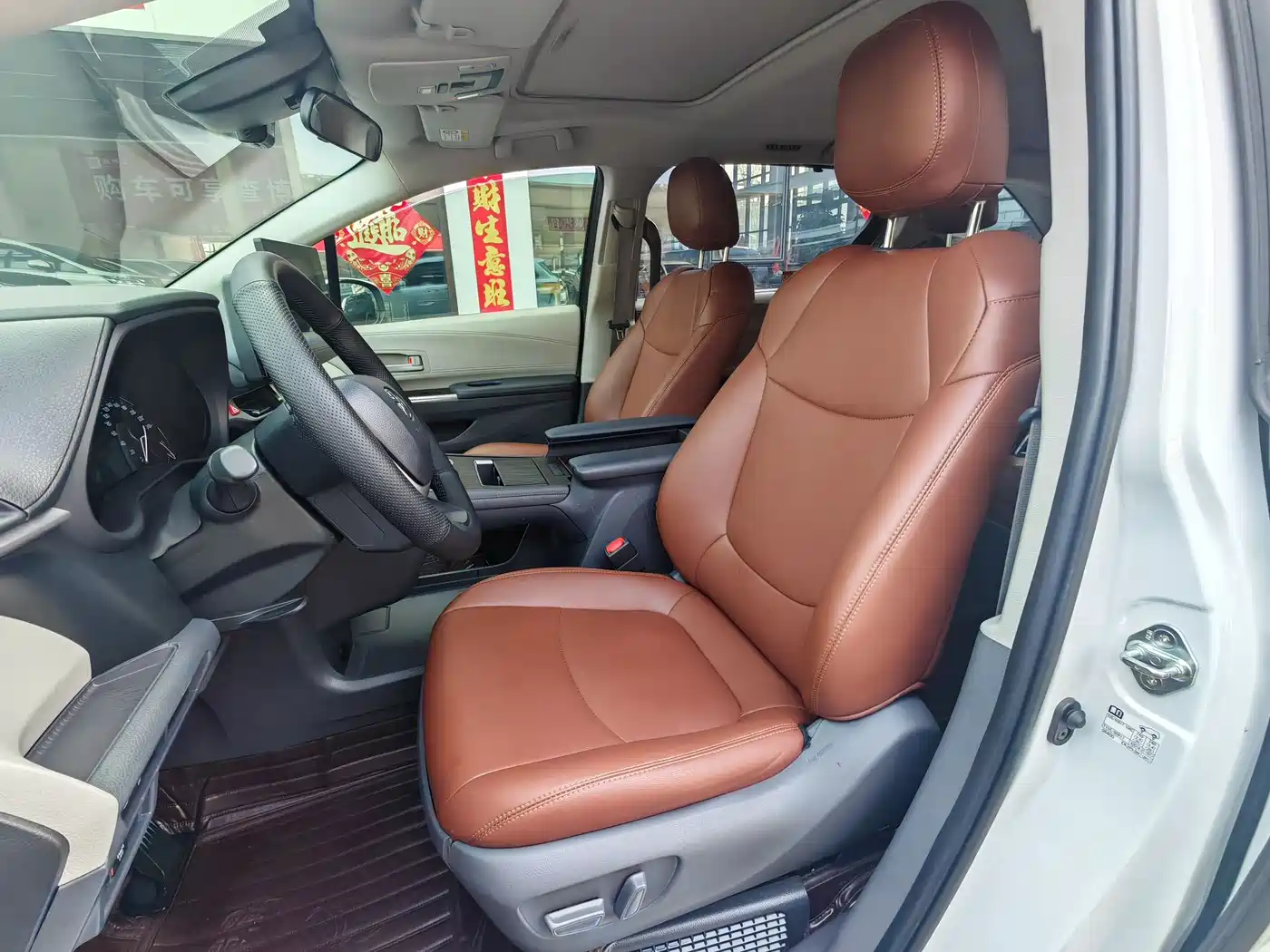 Toyota Sienna 2023 2.5L Hybrid Comfort Edition фото 5