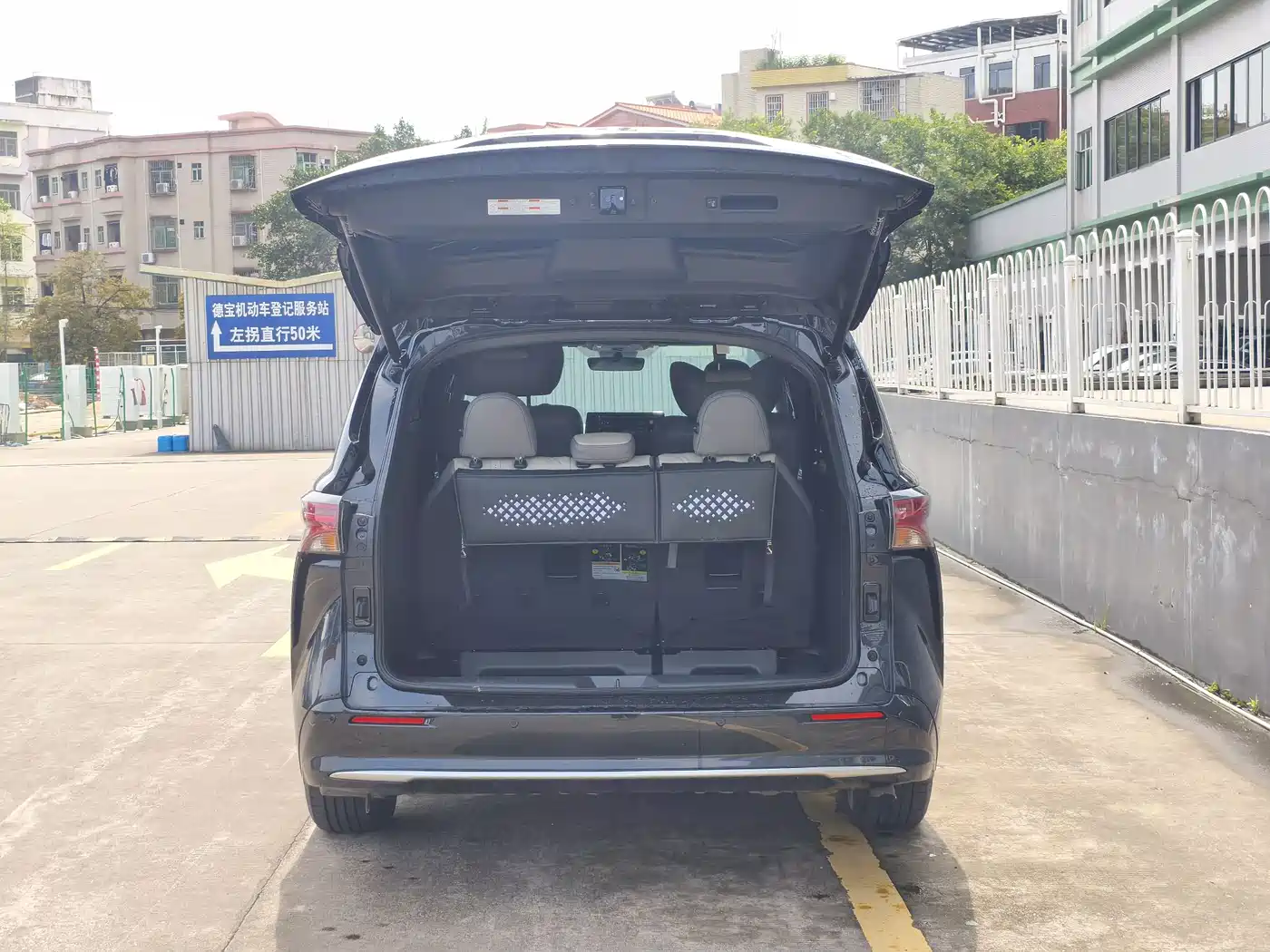 Toyota Sienna 2024 2.5L Hybrid 4WD Premium Edition фото 9
