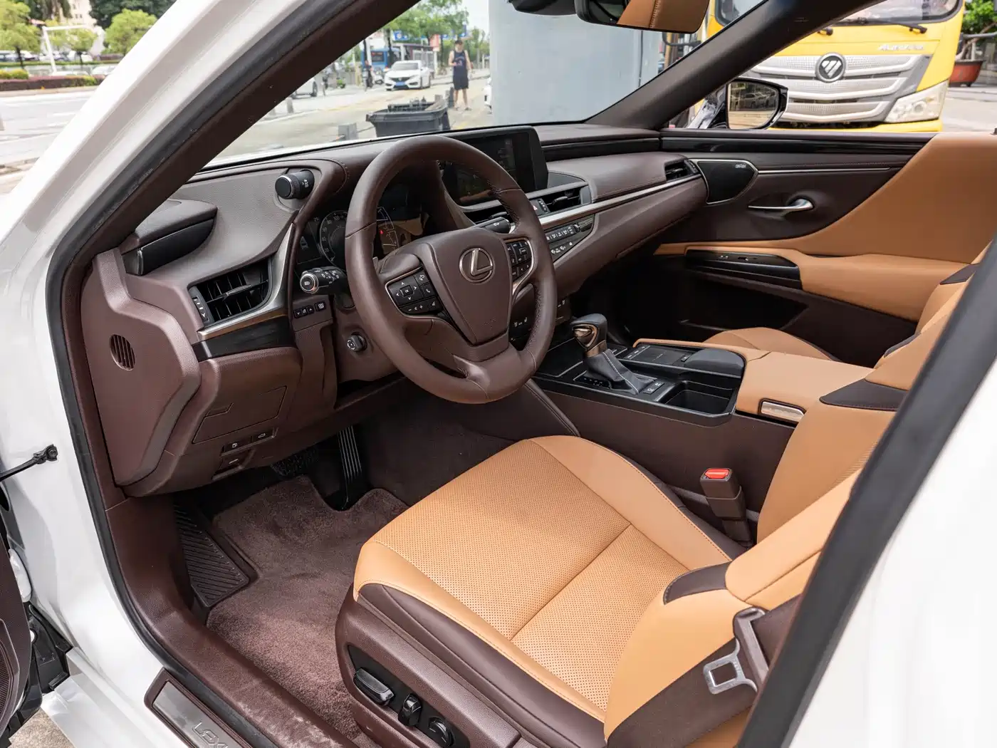 Photo 9 - Lexus ES