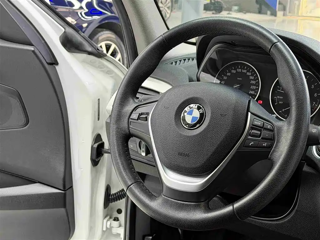BMW 1 Series (Import) 2016 120i Leading Model фото 7