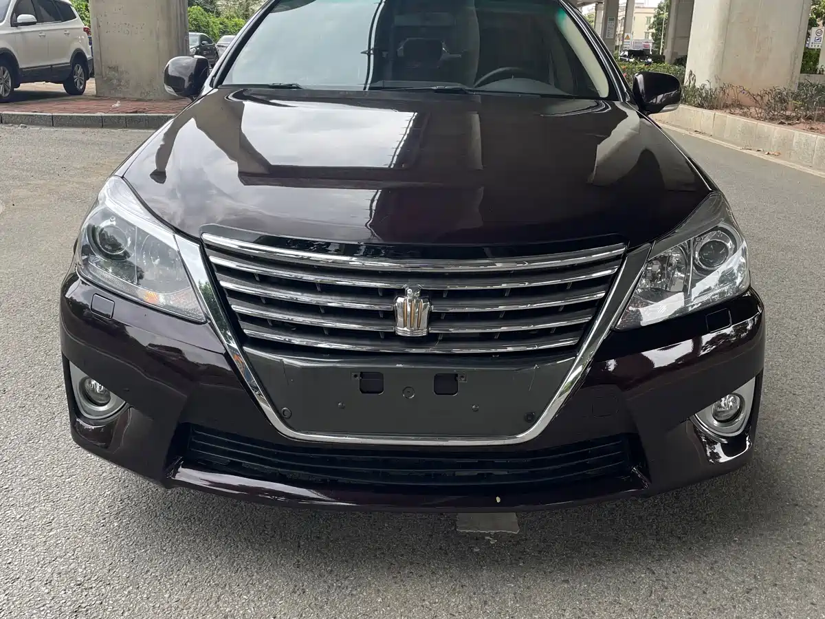 Photo 2 - Toyota Crown
