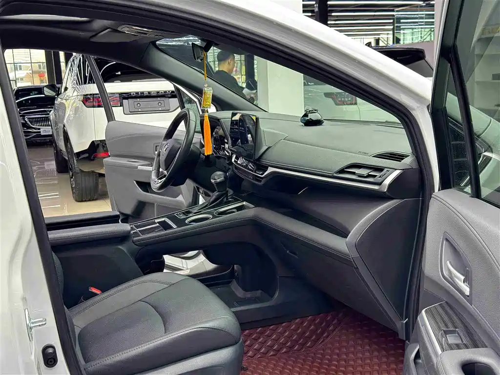 Toyota Sienna 2023 2.5L Hybrid Premium Edition фото 8