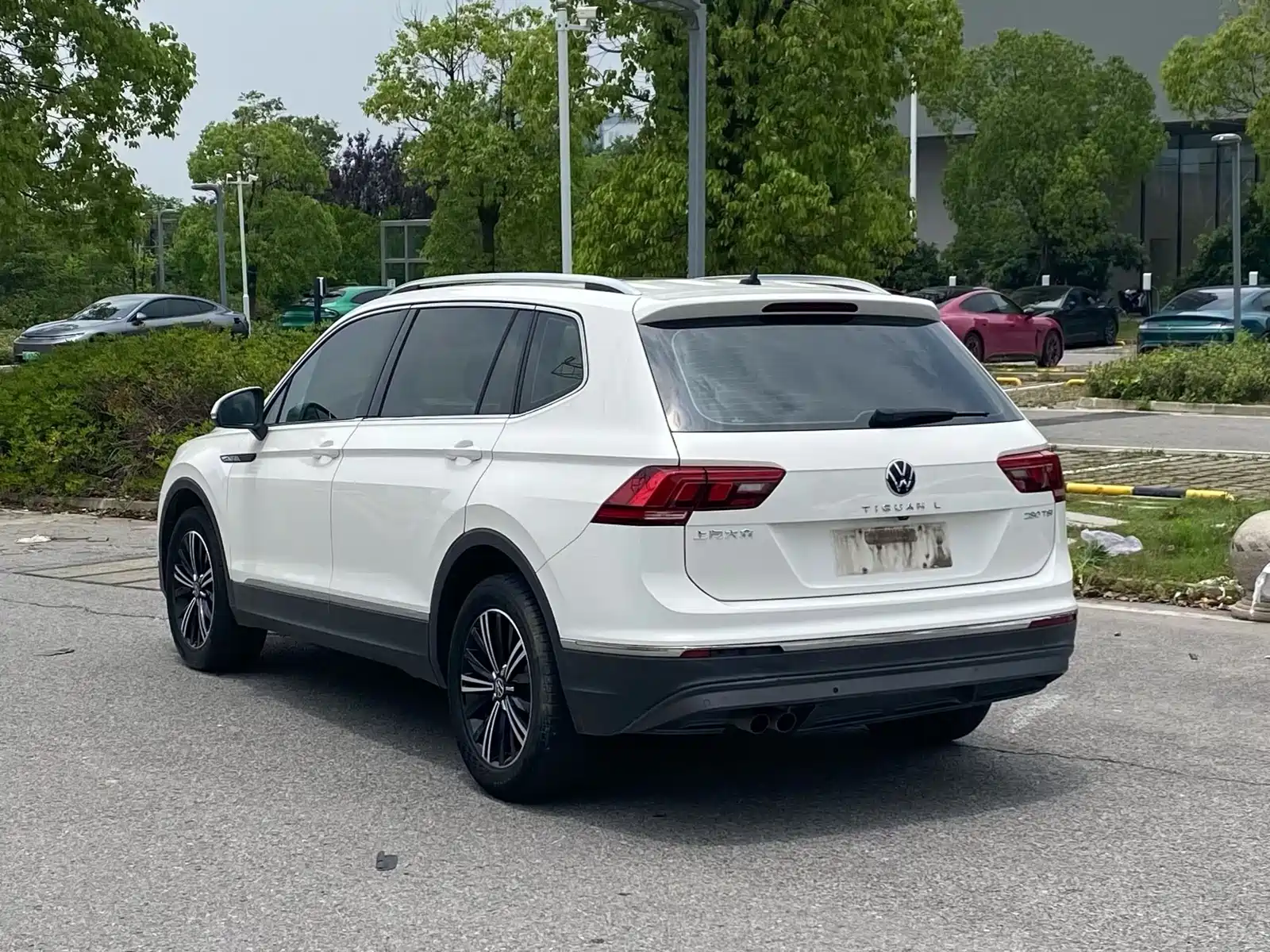 Photo 9 - Volkswagen Tiguan L
