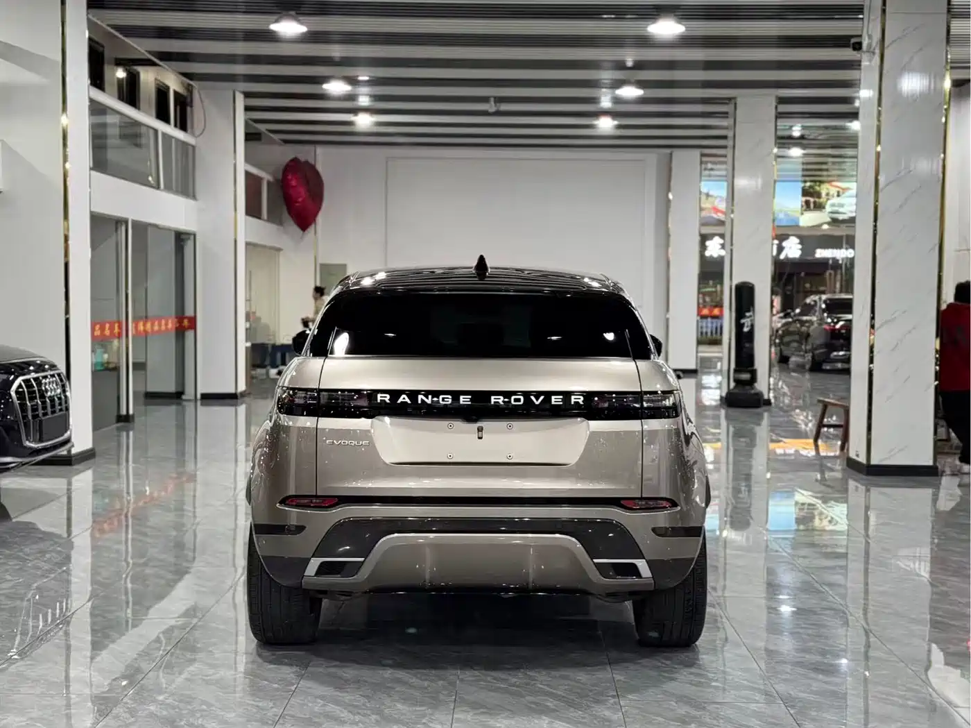 Land Rover Range Rover Evoque 2024 Range Rover Evoque L 249PS Condensed Light Limited Edition фото 17