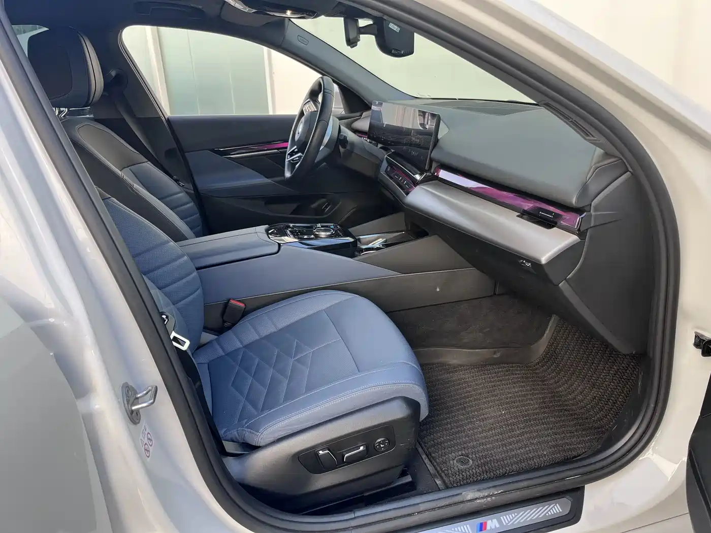 BMW i5 2024 eDrive 35L Premium Model M Sport Package фото 12