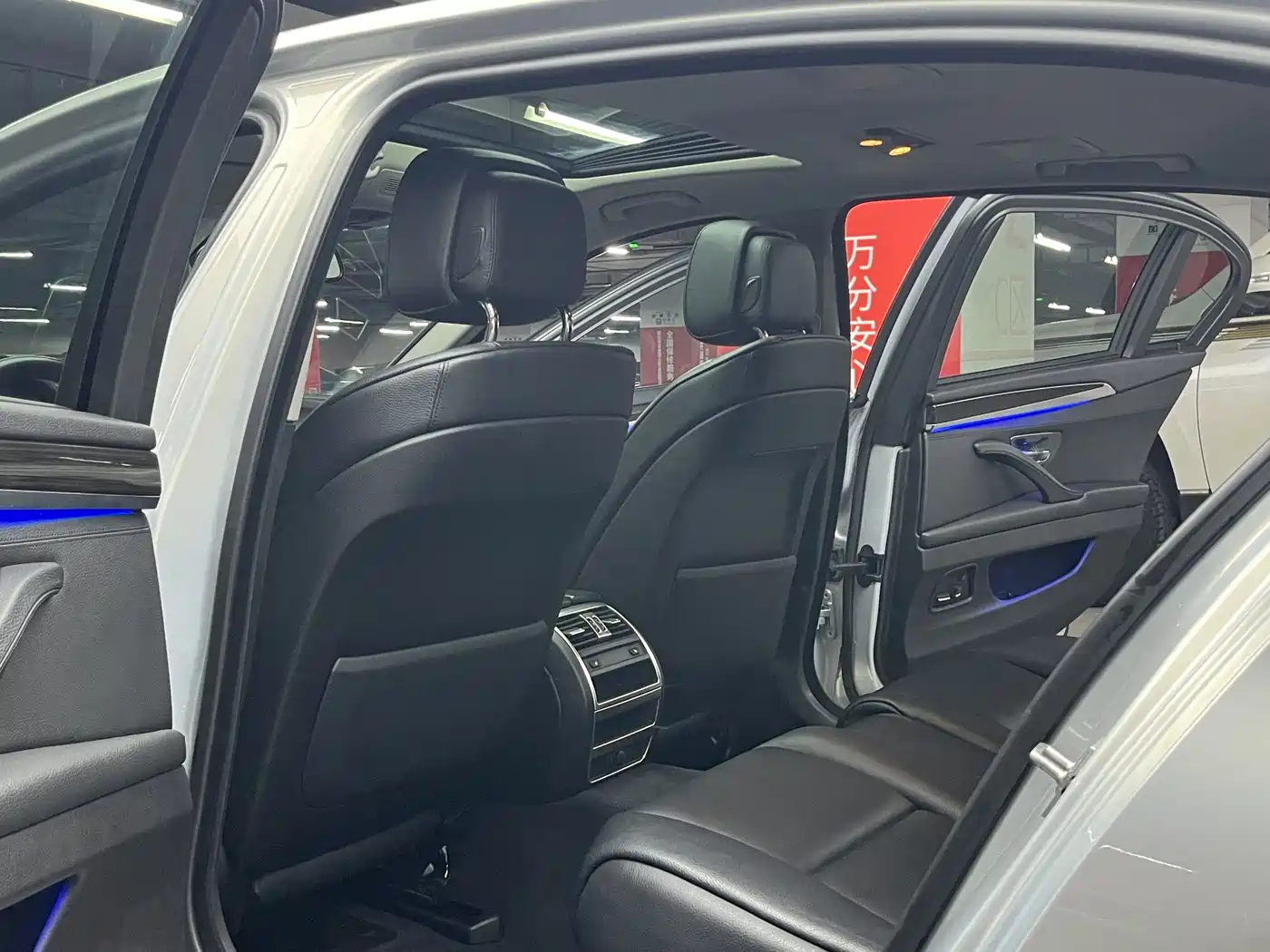BMW 5 Series 2011 535Li Leading фото 20