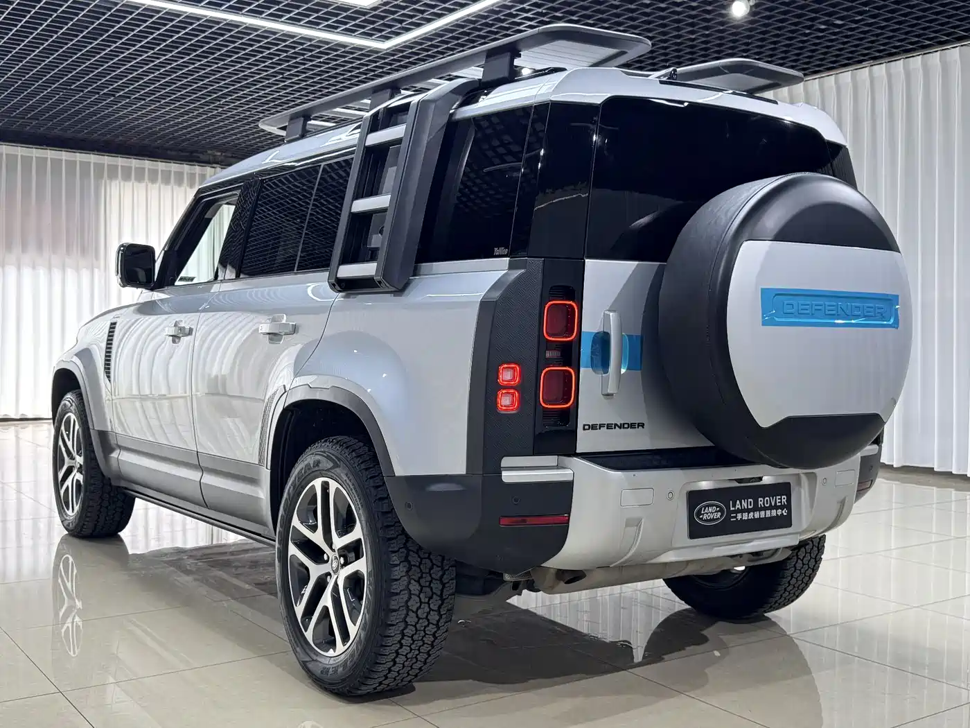 Land Rover Defender 2020 110 P400 Launch Matte Silver Special Package Edition фото 4
