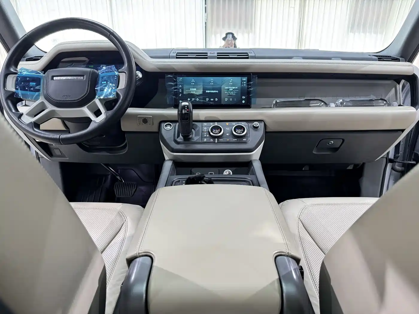 Land Rover Defender 2020 110 P400 Launch Matte Silver Special Package Edition фото 10