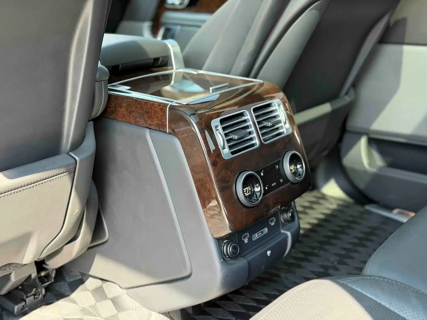 Land Rover Range Rover 2020 3.0 L6 Heritage Extended Edition фото 10