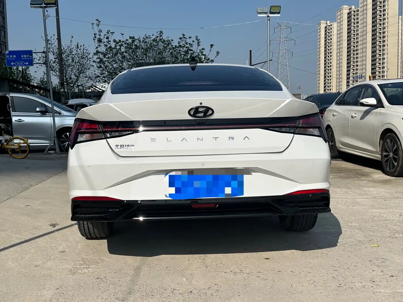 Hyundai Elantra 2021 1.5L CVT LUX Premium Edition фото 14